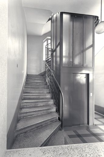 62 cours Charlemagne. Ascenseur intégré à l'escalier