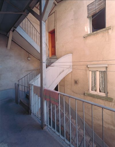 Vue d'ensemble de l'escalier desservant le 2 et le 4 rue Seguin