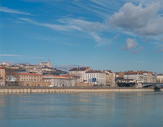 Vue d'ensemble du quai depuis le sud-est, entre le cours Suchet et le pont de chemin de fer