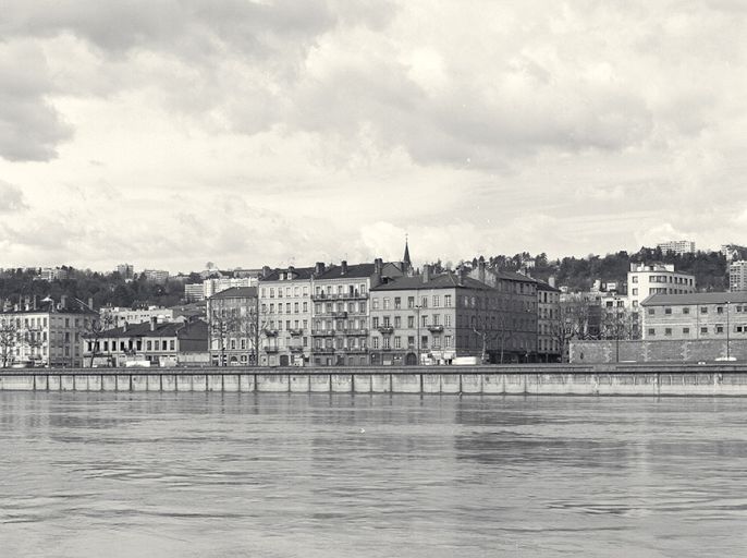 Vue d'ensemble depuis le nord-est, rive gauche du Rhône, entre le cours Suchet et la rue Marc-Antoine-Petit