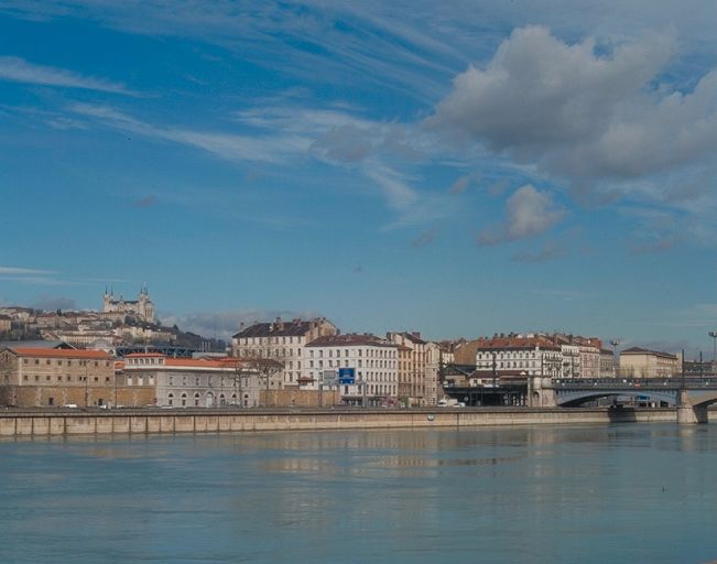 Vue depuis le sud-est, rive gauche du Rhône, entre la prison Saint-Joseph et le pont de chemin de fer