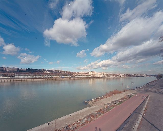 Vue d'ensemble depuis la rive gauche du Rhône