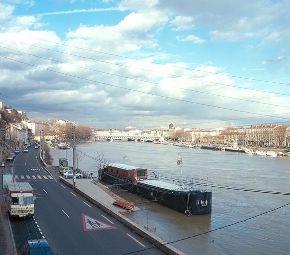 Vue générale depuis la rive droite de la Saône, vers le nord