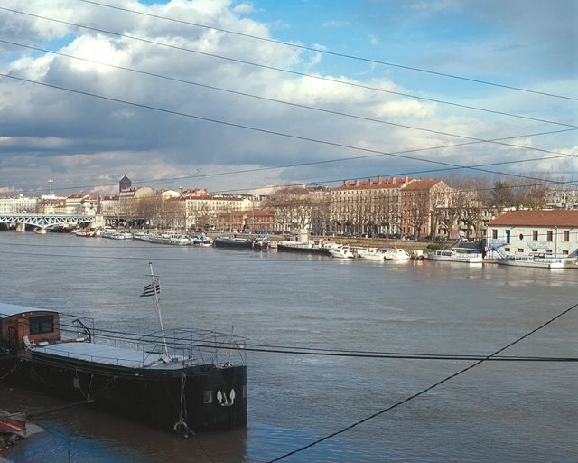 Le quai, partie nord, depuis la rive droite de la Saône