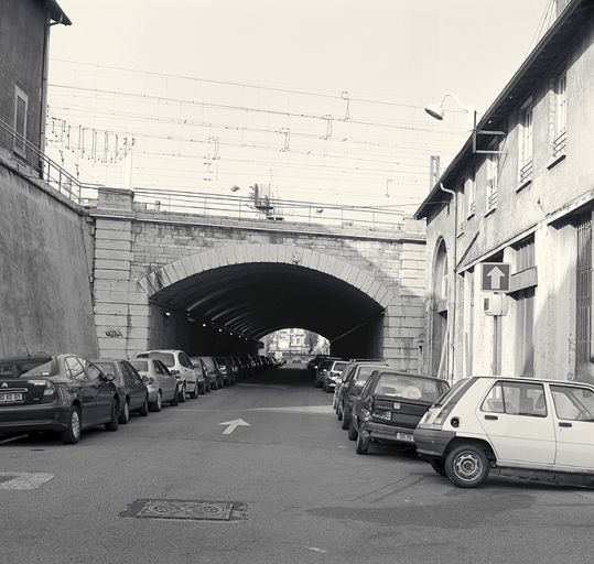 La rue Delandine depuis la rue Dugas-Montbel, vers le nord : le passage sous la voie ferrée