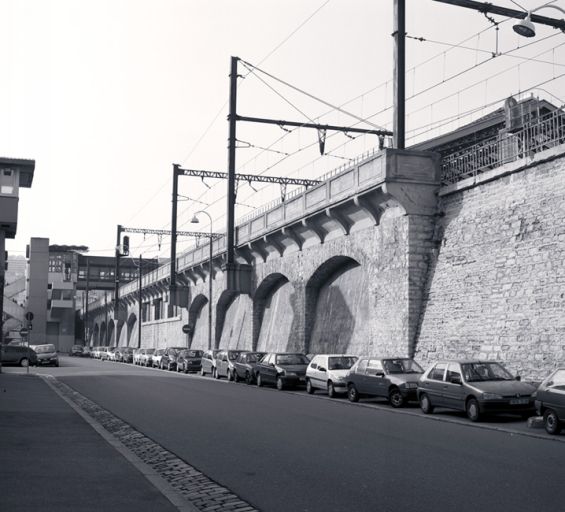 La rue Dugas-Montbel et le soutènement de la voie ferrée depuis l'est