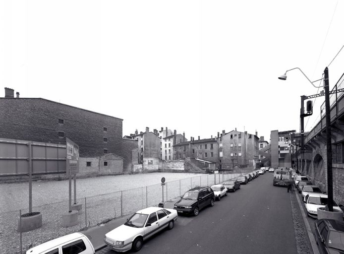 La rue Dugas-Montbel depuis l'est : l'escalier mécanique reliant la gare au cours Charlemagne au fond, et la future place des Archives à gauche