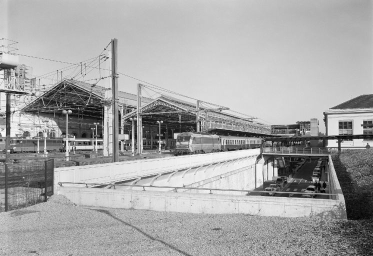 Vue d'ensemble des halles depuis les quais Saint-Etienne au sud-ouest