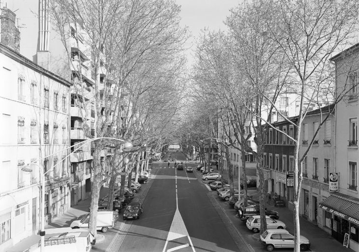 Le cours Suchet depuis le pont de chemin de fer, vers l'est