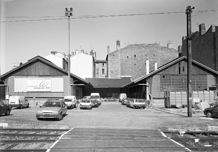 Vestiges de la rue du Zodiaque entre les bâtiments de la Compagnie des wagons-lits