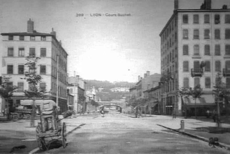 Vue du cours Suchet, vers l'ouest, à la hauteur du cours Charlemagne, 1er quart XXe siècle. Carte postale