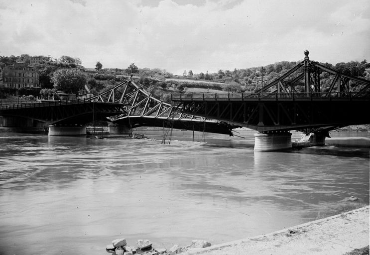 Vue de la travée centrale dynamitée, 1944. Photogr.