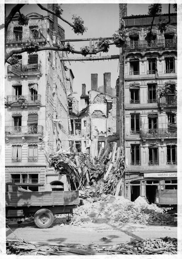 Vue du 3 quai Perrache après les bombardements du 26 mai 1944. Photogr.