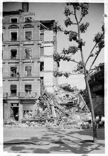 Vue du quai après les bombardements du 26 mai 1944. Photogr.