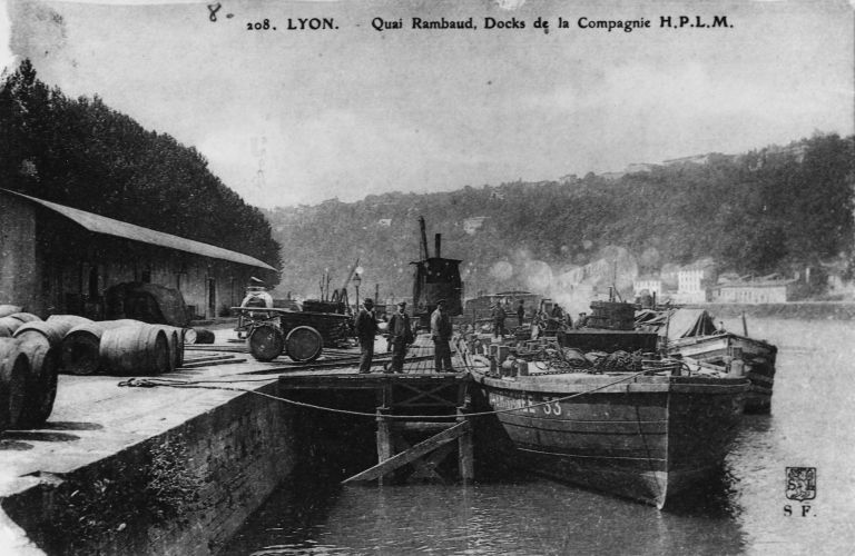 Le quai et les docks de la Cie H.P.L.M., 1er quart XXe siècle. Carte postale