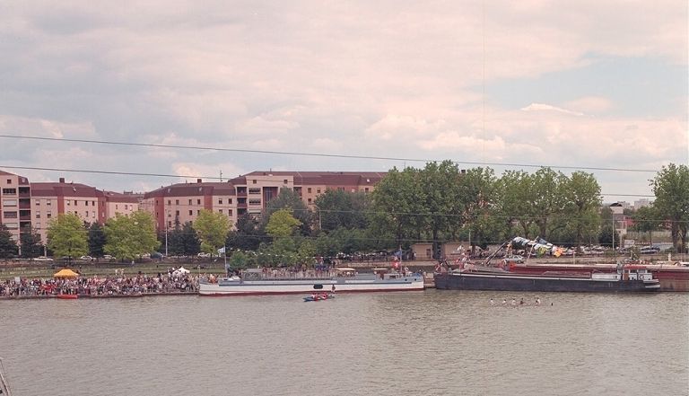 Fête des mariniers. Les péniches à quai depuis la rive droite