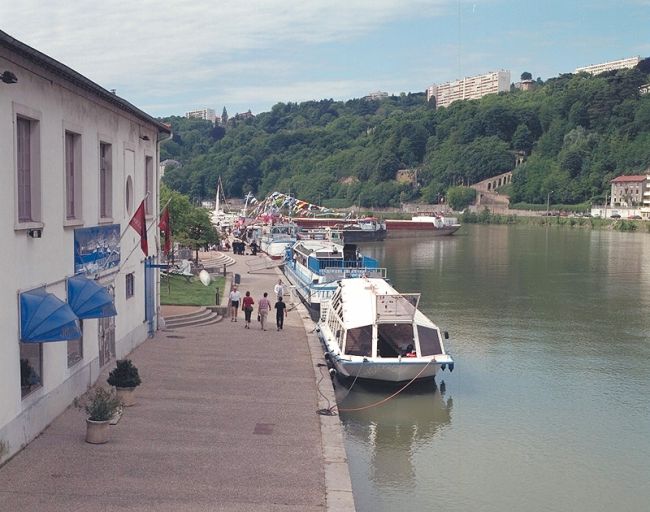 Le quai rive gauche depuis le nord, lors de la fête des mariniers