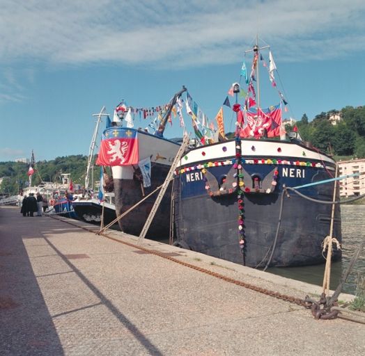 Fête des mariniers. Les péniches décorées depuis le nord