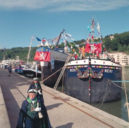 Fête des mariniers. Les péniches décorées depuis le nord et les confrères avalants navieurs