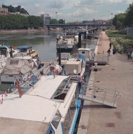 Vue générale du quai rive gauche depuis le sud, pendant la fête des mariniers