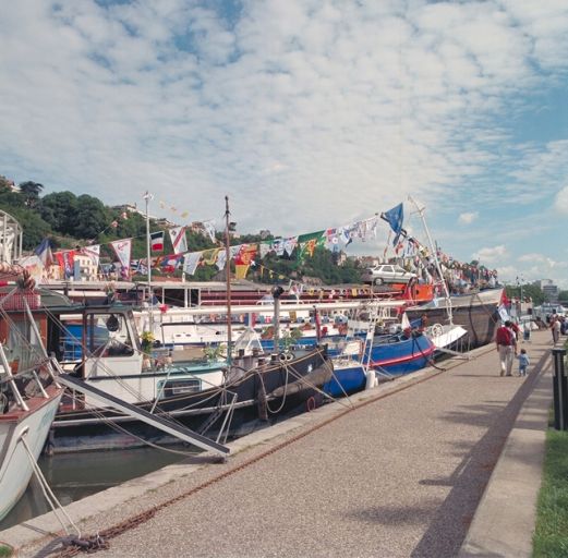 Fête des mariniers. Les péniches décorées depuis le sud