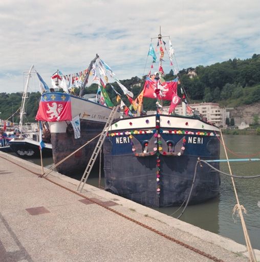 Fête des mariniers. Les péniches décorées : le Néri