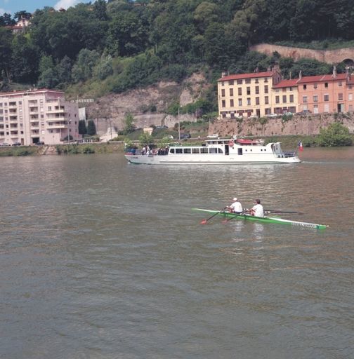 Fête des mariniers. Passage du bateau le Rhône et des rameurs du Conseil général