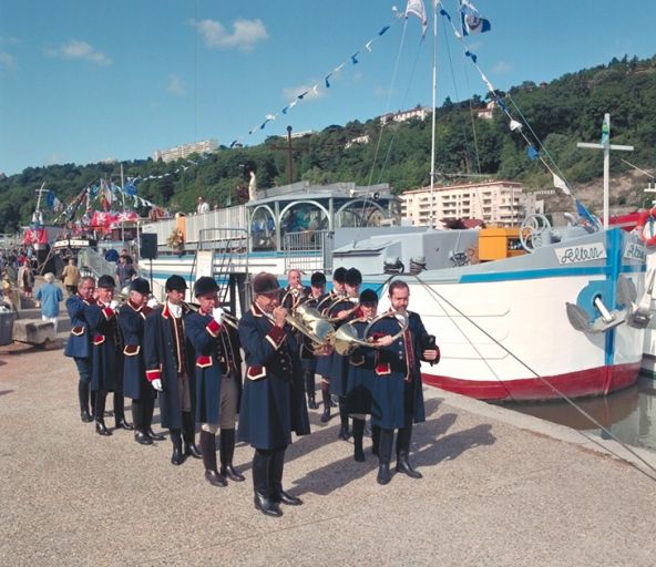 Fête des mariniers. La fanfare de la Diane lyonnaise devant le bateau chapelle