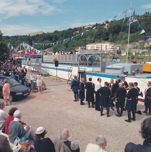 Fête des mariniers. La fanfare de la Diane lyonnaise devant le bateau chapelle