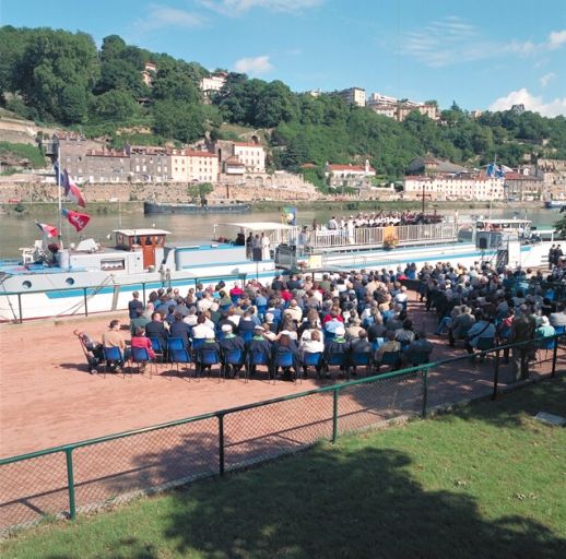 Fête des mariniers. Vue d'ensemble des fidèles devant le bateau chapelle, pendant la messe