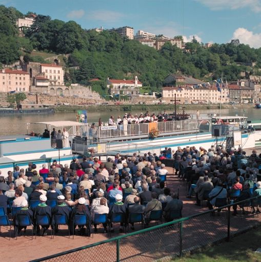 Fête des mariniers. Les fidèles devant le bateau chapelle, pendant la messe