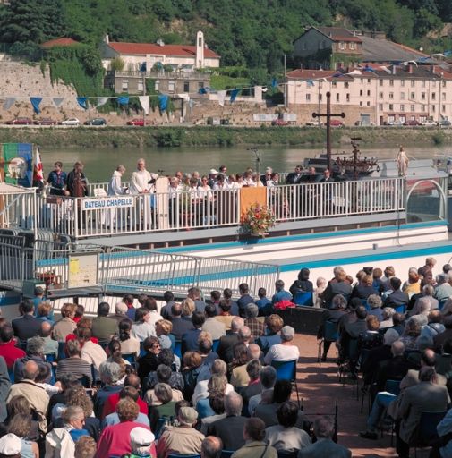 Fête des mariniers. La célébration de la messe sur le pont supérieur du bateau chapelle