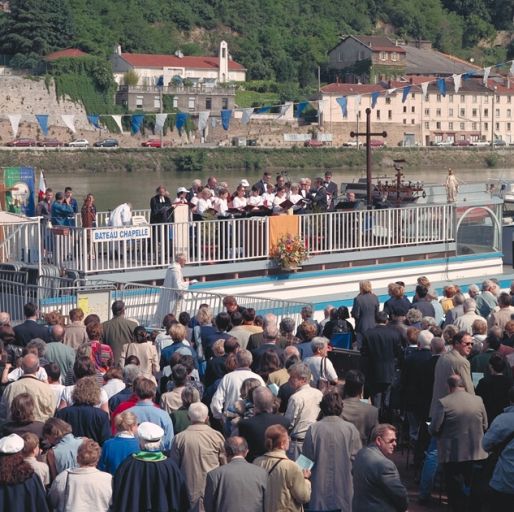 Fête des mariniers. La célébration de la messe sur le pont supérieur du bateau chapelle