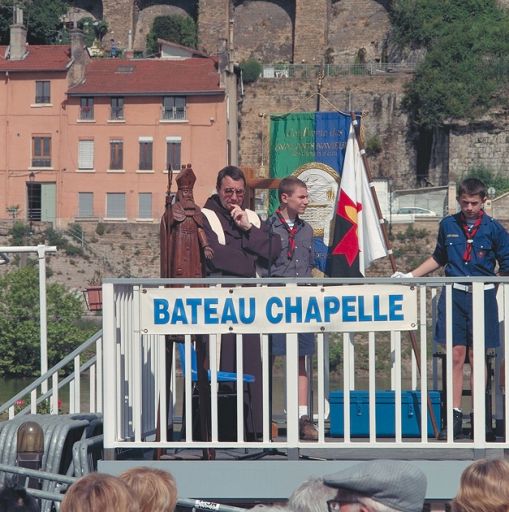 Fête des mariniers. La statue de saint Nicolas exposée pendant la célébration de la messe