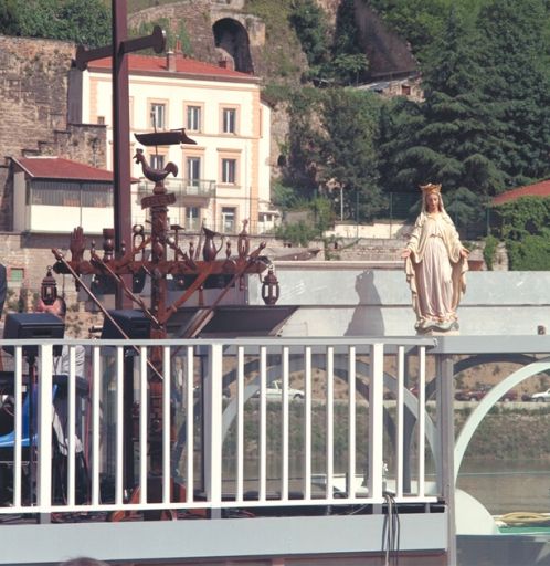 Fête des mariniers. La croix de mariniers et la statue de la Vierge exposées pendant la célébration de la messe