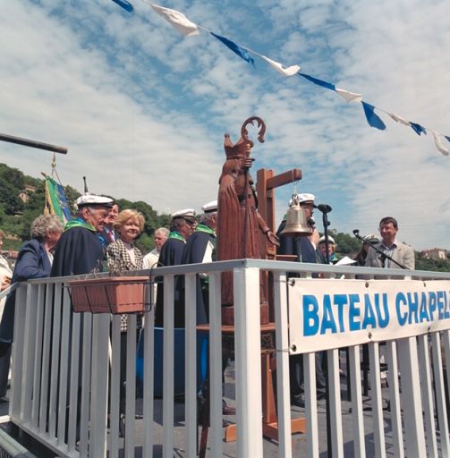 Fête des mariniers. Intronisation dans la confrérie des avalants navieurs de Saint-Jean-de-Lônes : les confrères sur le pont du bateau chapelle