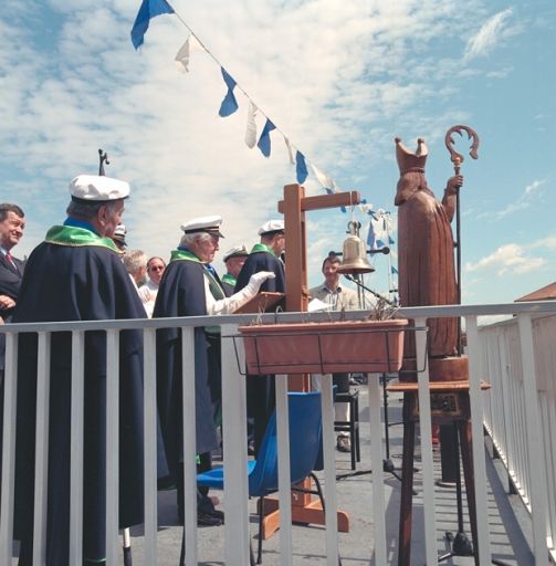 Fête des mariniers. Intronisation dans la confrérie des avalants navieurs de Saint-Jean-de-Lônes : les confrères sur le pont du bateau chapelle