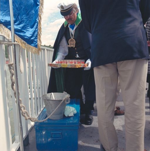 Fête des mariniers. Intronisation dans la confrérie des avalants navieurs de Saint-Jean-de-Lônes : un confrère apporte l'aqua Sauconnae