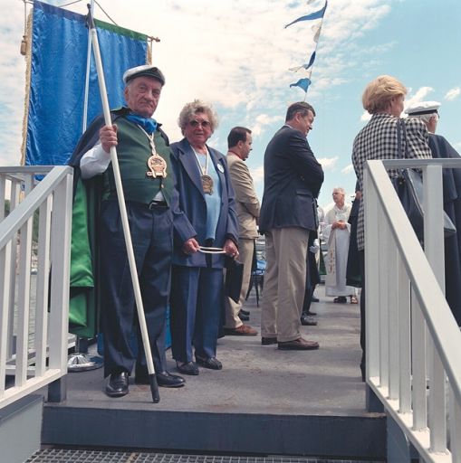 Fête des mariniers. Les membres de la confrérie des avalants navieurs de Saint-Jean-de-Lônes sur le pont du bateau chapelle