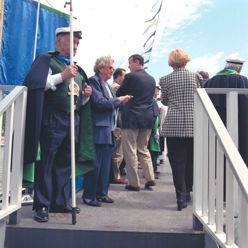 Fête des mariniers. Les membres de la confrérie des avalants navieurs de Saint-Jean-de-Lônes sur le pont du bateau chapelle