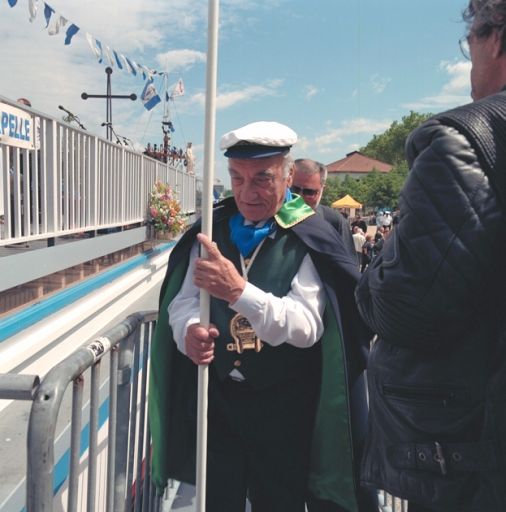 Fête des mariniers. Un des membres de la confrérie des avalants navieurs de Saint-Jean-de-Lônes