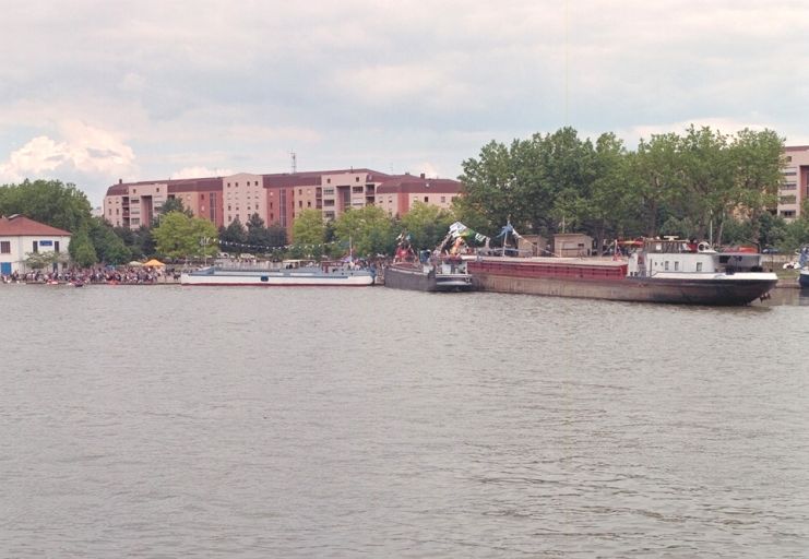 Fête des mariniers. Vue d'ensemble des péniches à quai, depuis la rive droite