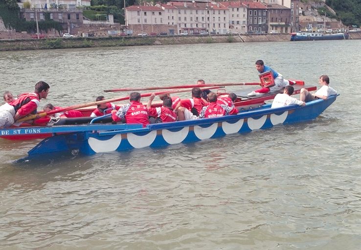 Fête des mariniers. Les joutes : les jouteurs en position