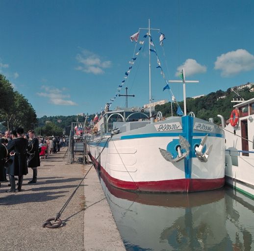 Bateau de marchandises en vrac (automoteur) : péniche dite Udsen Dey, actuellement bateau-chapelle Le Lien