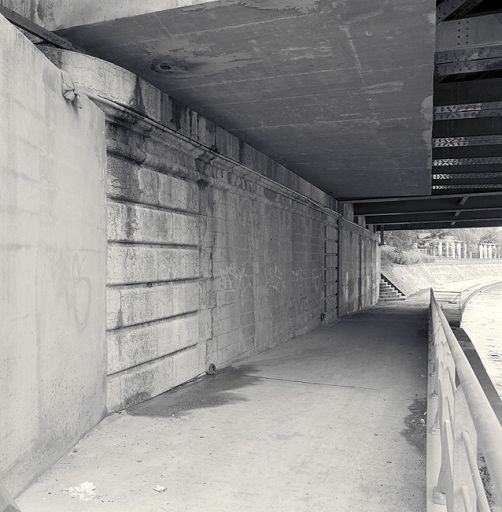 Vestiges du départ d'un ancien pont