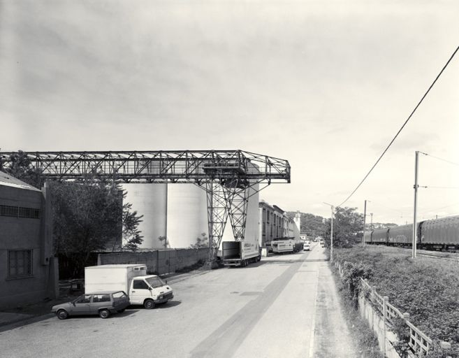 Vue d'ensemble des silos et du pont-portique, depuis le sud-est