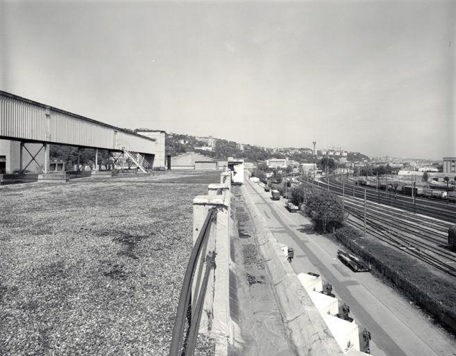 Le toit terrasse et la galerie de liaison entre les silos et les ateliers depuis le sud