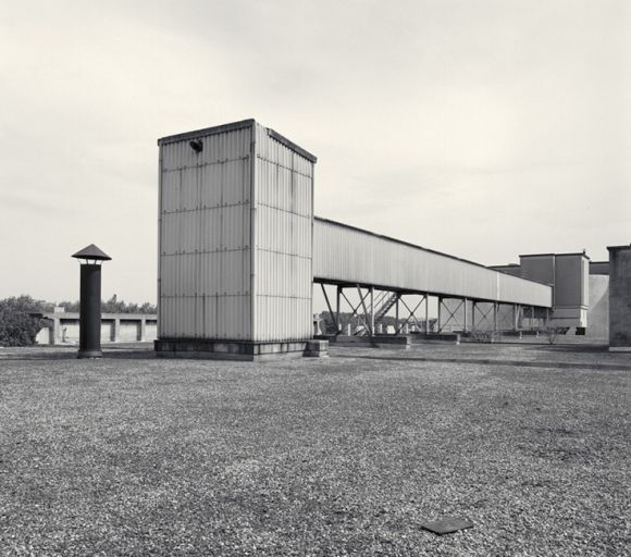 La galerie de liaison aérienne entre les silos et les ateliers depuis l'ouest