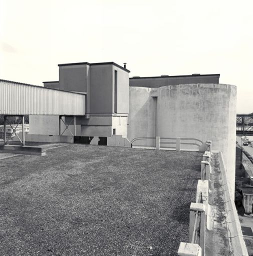 Le toit terrasse et les silos depuis le nord