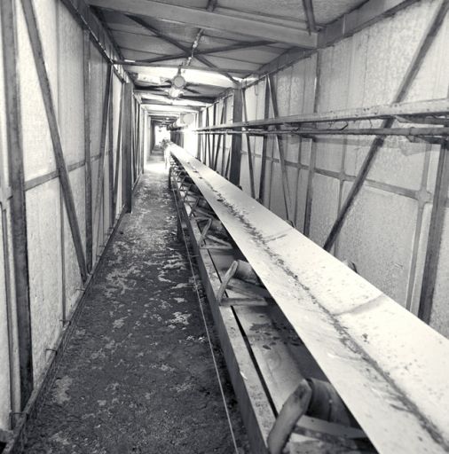 La galerie aérienne entre les silos et les ateliers : vue du transporteur à bandes vers les silos